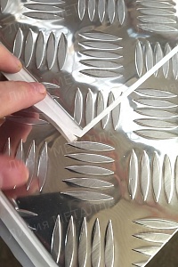 Алюминиевый лист рифлёный 1,2х1200х2000 квинтет (АМг2Н2Р) видео №2
